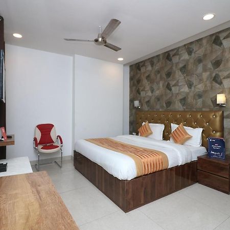 Oyo 9999 Hotel La Wisteria Дели Экстерьер фото