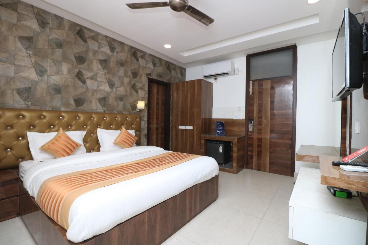 Oyo 9999 Hotel La Wisteria Дели Экстерьер фото