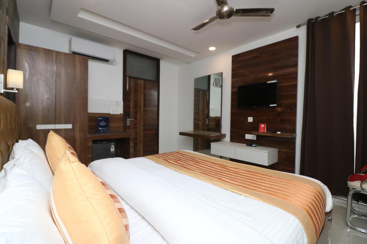Oyo 9999 Hotel La Wisteria Дели Экстерьер фото