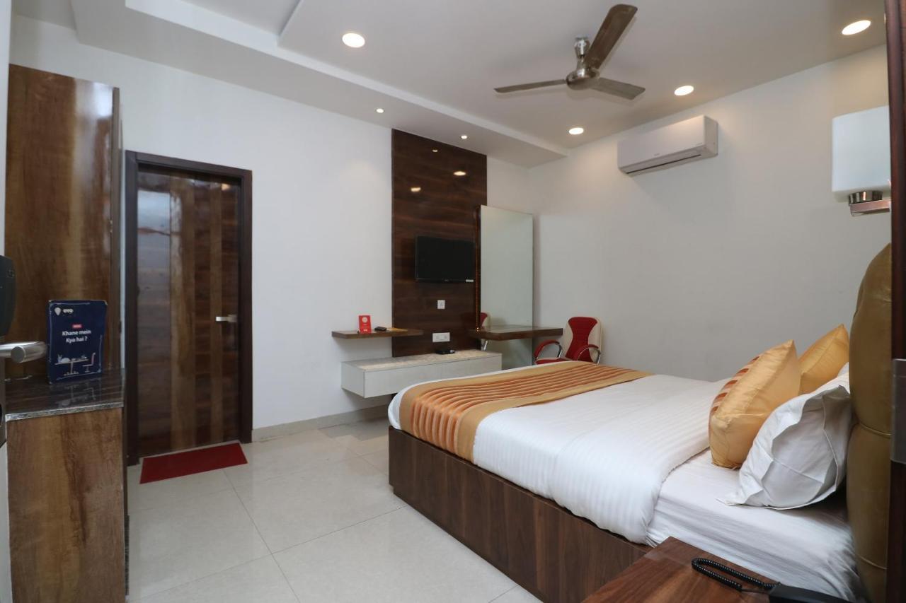 Oyo 9999 Hotel La Wisteria Дели Экстерьер фото