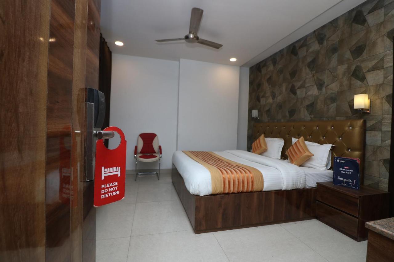 Oyo 9999 Hotel La Wisteria Дели Экстерьер фото